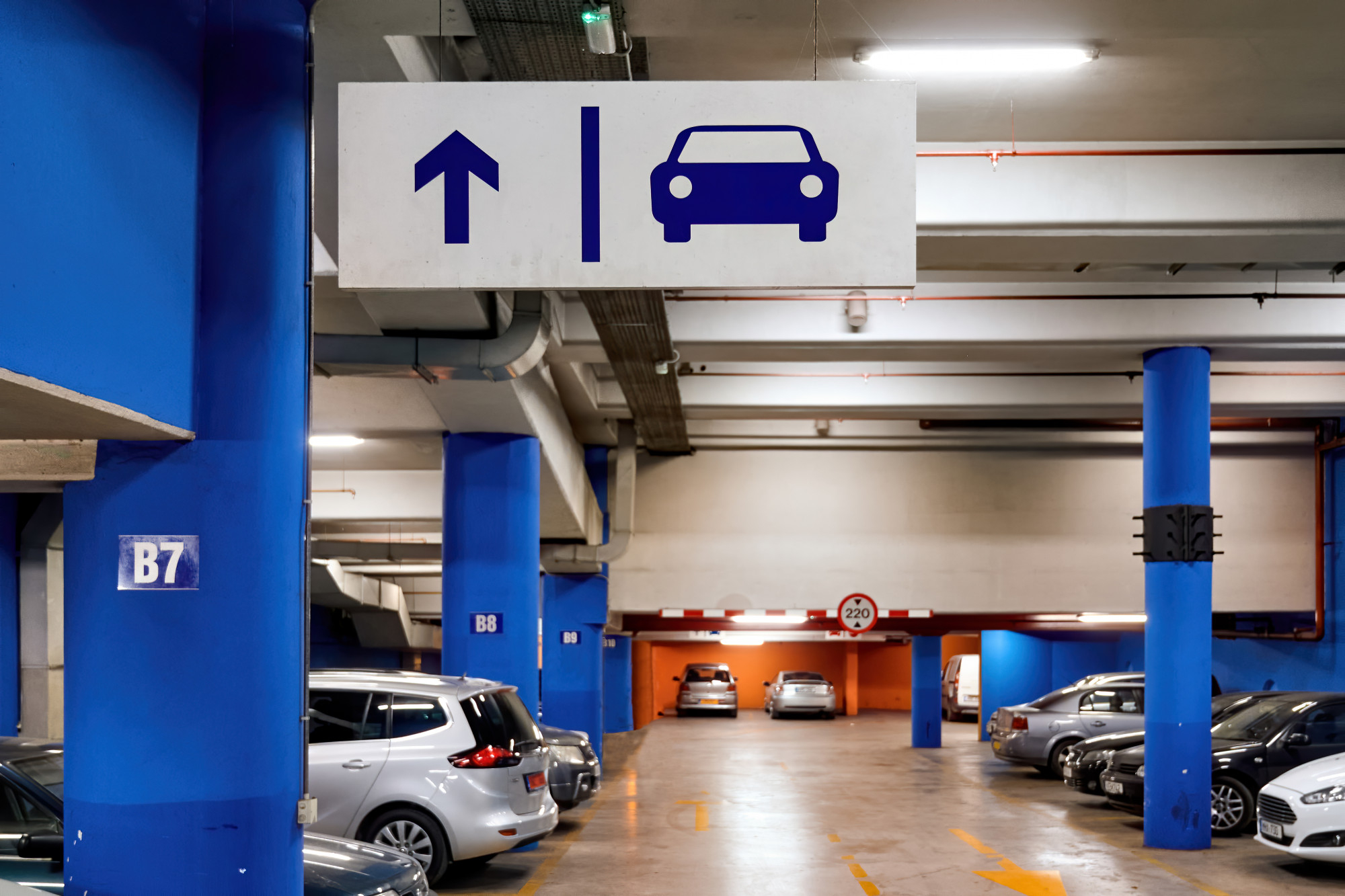 hotel parking solutions in closed parking lot with smart parking system